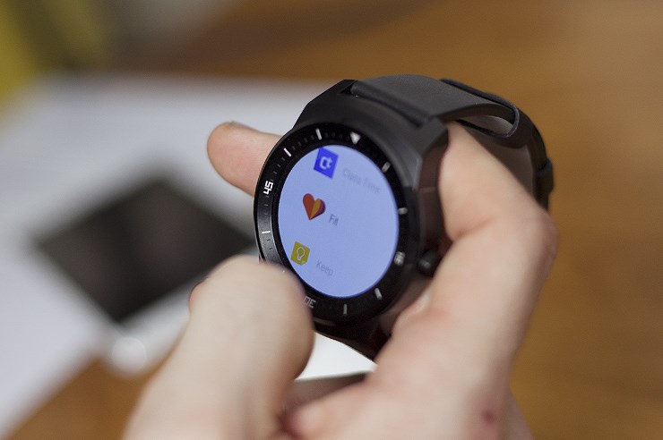 LG-G-Watch-R-smartwatch-pametan-sat-Android-Wear-recenzija-test-0.jpg